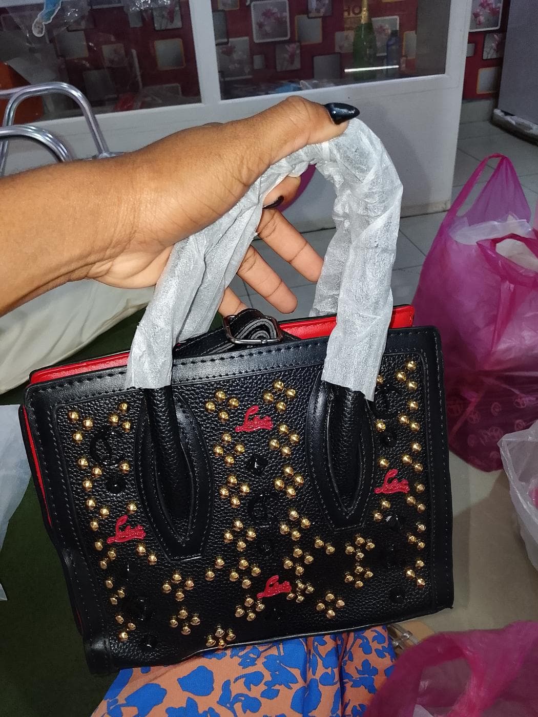 Bolso formal. Cuenta con una cuerda larga para colgar