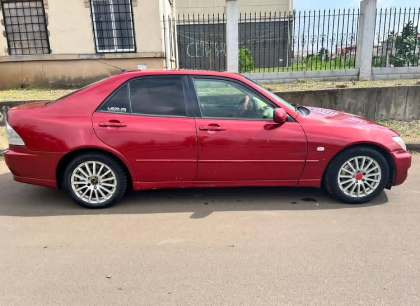 JASTIN: EN VENTA UN EXCELENTE VEHÍCULO TURISMO DE MARCA LEXUS IS200